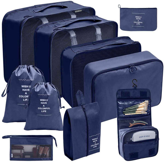 Hänge-Kosmetiktasche des Packwürfel-Sets an der Tür aufgehängt